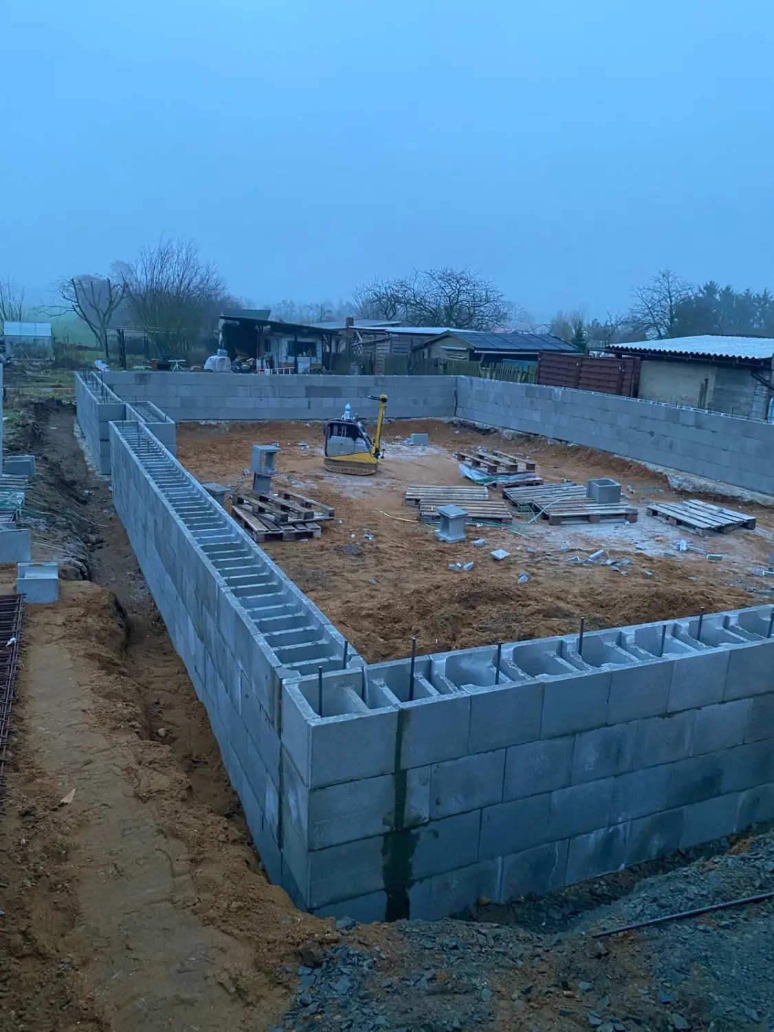 Fundamentmauer einer MWH-Baustelle in der Abenddämmerung