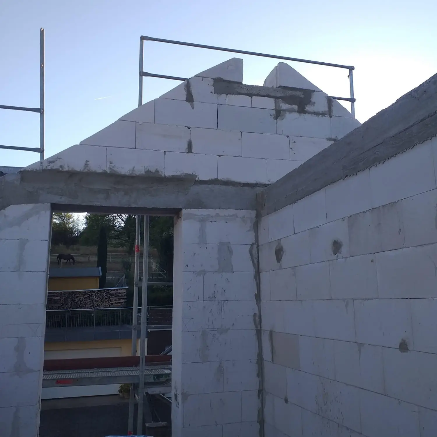 Rohbau eines Hauses im Abendlicht